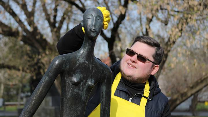 Москвич Дмитрий Газов моет скульптуру в парке Музеон