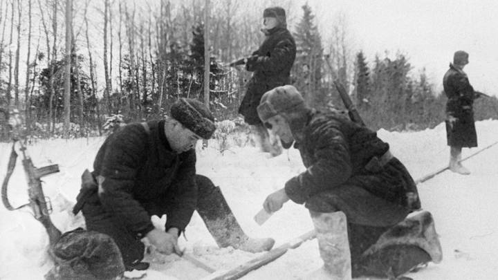 Партизаны Бочаров и Французов минируют железную дорогу под Малоярославцем во время Битвы за Москву