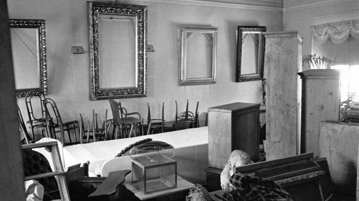 Столовая в доме Толстого в Ясной Поляне, только что освобожденной от фашистов