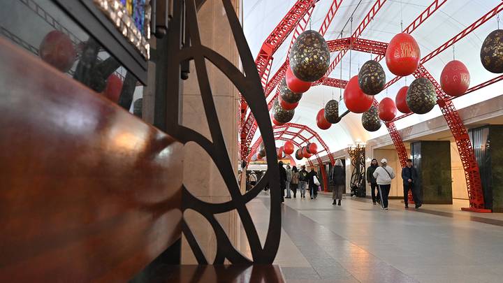 Оформление станции «Трубная» к Пасхе / Фото: Александр Кочубей / Вечерняя Москва