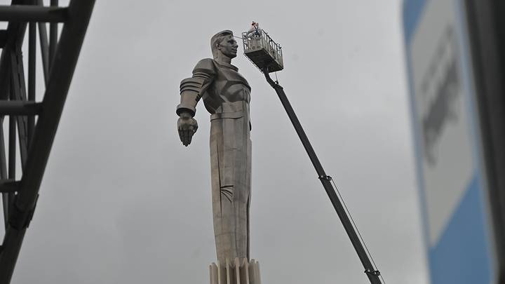 Промывка памятника Юрию Гагарину в рамках Недели космоса – 2026 / Фото: Александр Кочубей / Вечерняя Москва