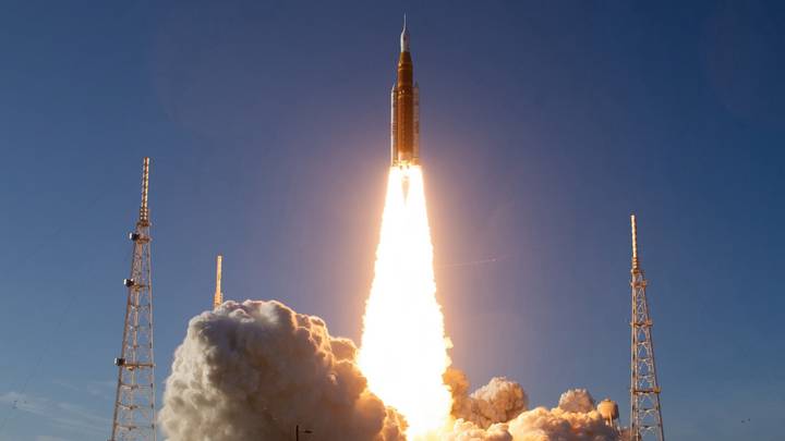 1 апреля ракета с космическим аппаратом Orion стартовала в Космическом центре Кеннеди