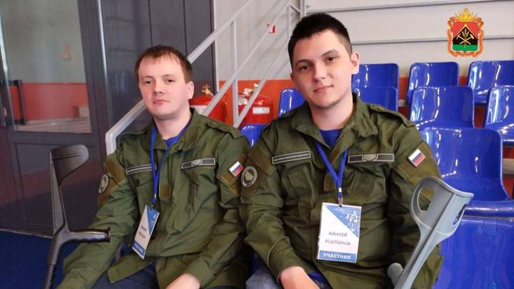 Алексей Асылханов (справа)