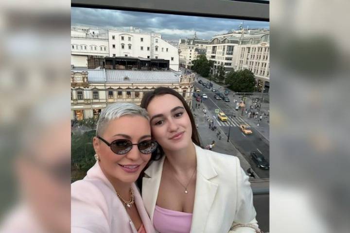 «Моя главная победа»: Катя Лель опубликовала фото с дочерью в день ее 17-летия