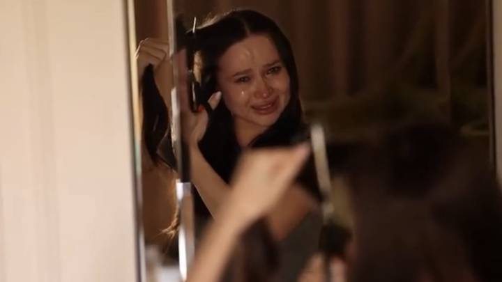 «Расчесываться и убирать волосы клоками»: больная раком Лерчек побрилась налысо