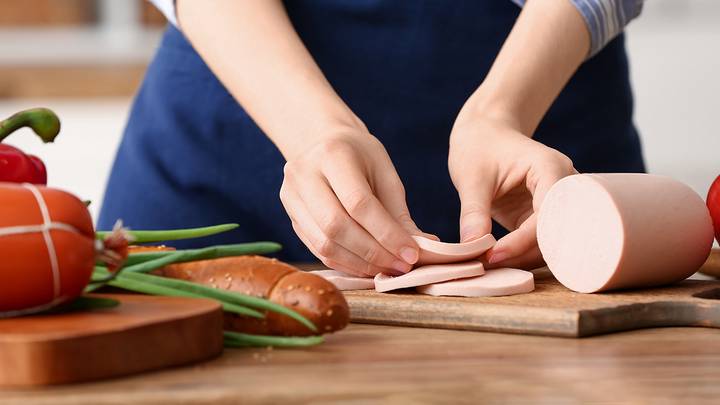 Без пятен и комочков: как выбрать качественную докторскую колбасу