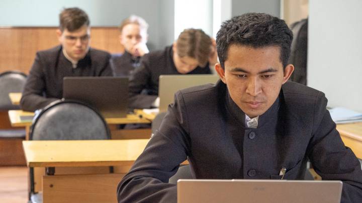 Мадагаскарец Роман (Бихиман Эжиде) зубрит латынь в аудитории Николо-Угрешской семинарии