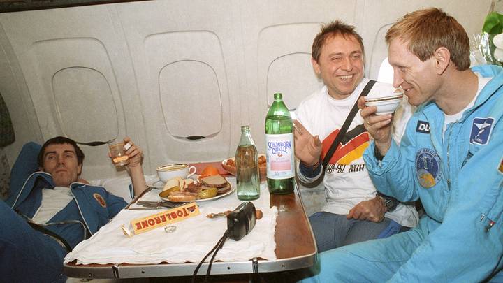 Члены международного экипажа космического корабля "Союз ТМ-13" Сергей Крикалев, Александр Волков и Клаус-Дитрих Фладе после приземления, 1992 год