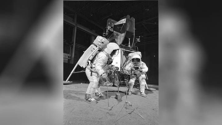 Олдрин и Армстронг тренируются на Земле рядом с макетом лунного модуля