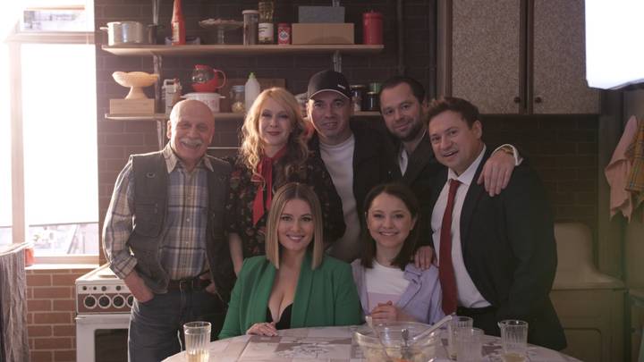 В центре сюжета сериала «Универ. 15 лет спустя» жизни и проблемы уже повзрослевших студентов