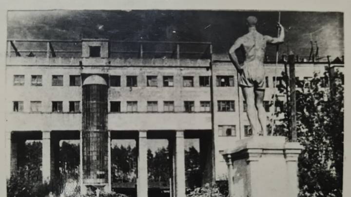 «Копьеносец» скульптора Дмитрия Петровича Шварца на улице Маршала Василевского. Фото 1946 года