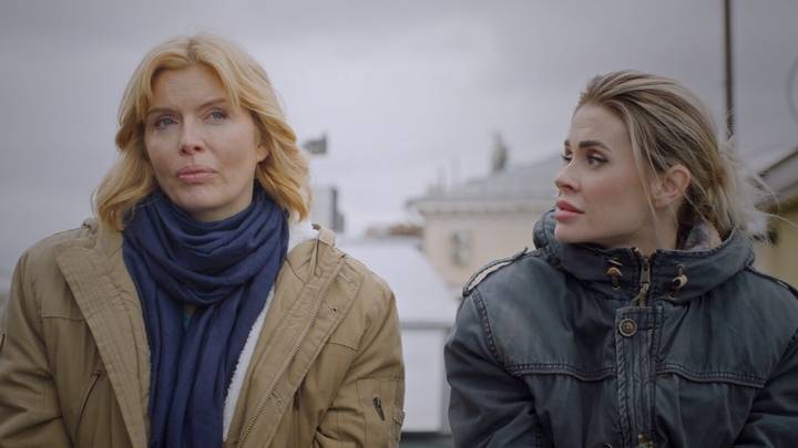 В фильме «Папы против мам» Елена Балабанова в роли Ольги, а Анна Чурина — Ирины