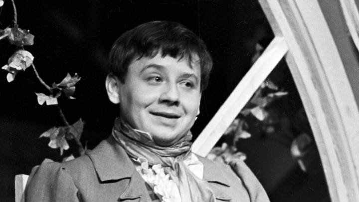 Олег Табаков в роли Александра Адуева в легендарном спектакле «Современника» «Обыкновенная история»