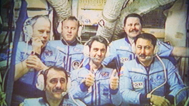 Международный экипаж орбитального научного комплекса «Мир»: Павел Виноградов, французский космонавт Леопольд Эйартц, Талгат Мусабаев, Анатолий Соловьев, американский астронавт Энди Томас, Николай Бударин