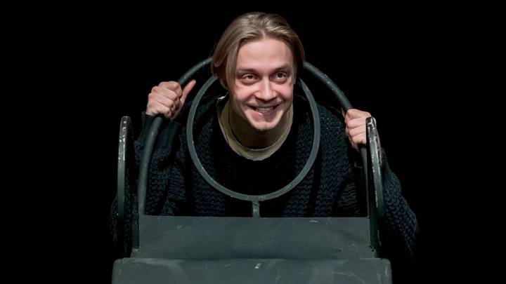 Репетиция на Малой сцене Щукинского института. Герой Гриши Загоскина Фернан даст зрителям немало поводов посмеяться. Но как же будет щемить сердце...