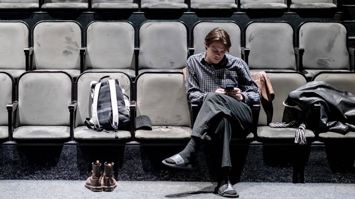 Студент Владимир Павлов перед репетицией. Скоро он станет Густавом — мрачным, тяжелым и... очень хорошим человеком