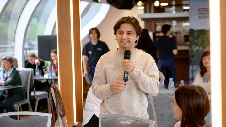 Клуб мастеров «Московского долголетия» побывал на специальном рейсе по Москва-реке