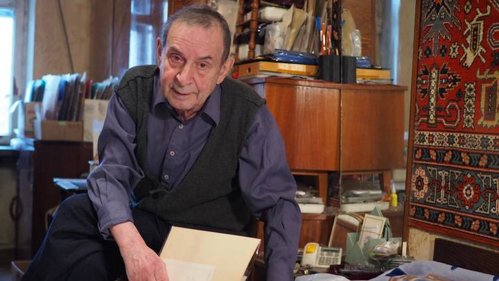 Станислав Сафонов с документами