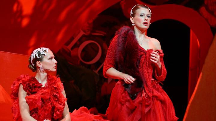 Актрисы Мария Фомина и Софья Эрнст в спектакле «8 разгневанных женщин» режиссера Аллы Сигаловой