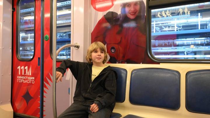 Юный актер Мирон Проворов тоже прокатился на новом тематическом поезде