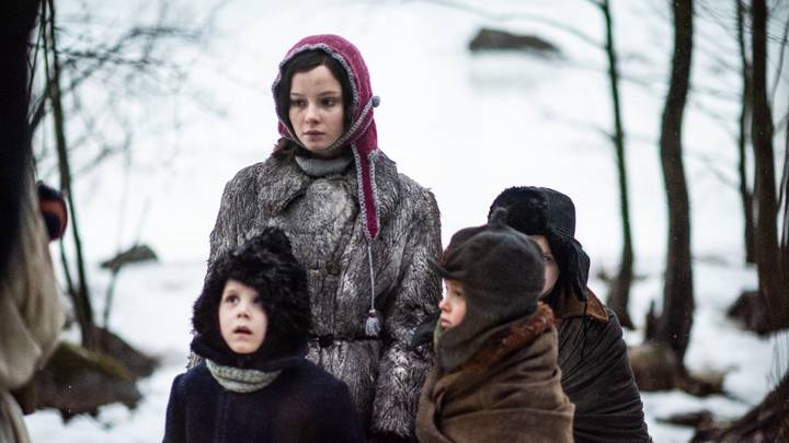 Ксения Трейстер с юными актерами на съемках фильма «Ангелы Ладоги»