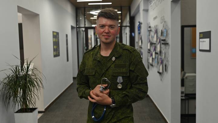 Волонтер-медик Артем Болдырев в Едином центре поддержки