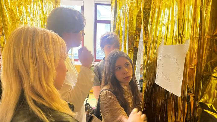 Мир подростков: в павильоне № 49 на ВДНХ проектная школа «Каскад» представила выставку «МеетаАнгар»