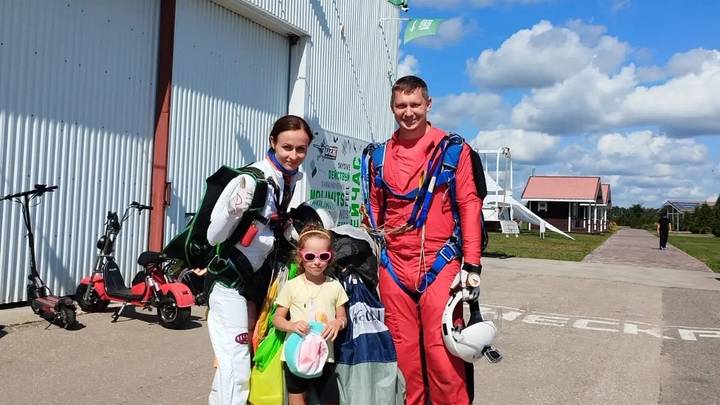 Сотрудник Росгвардии, рекордсмен мира, подполковник полиции Евгений Павлов с супругой Натальей и дочкой Маленой во время парашютных сборов