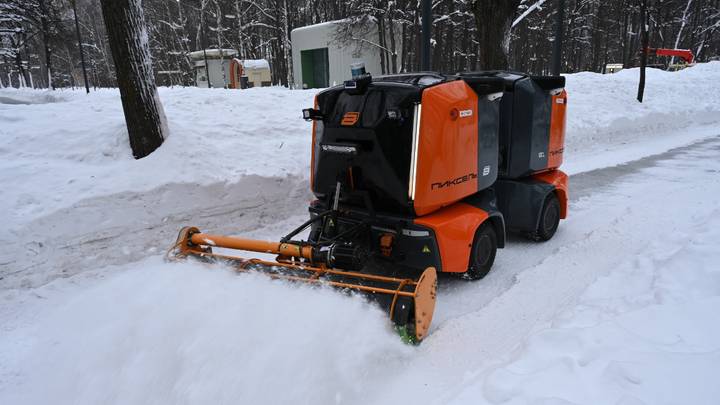 Робот «Пиксель» убирает снег в парке «Сокольники»