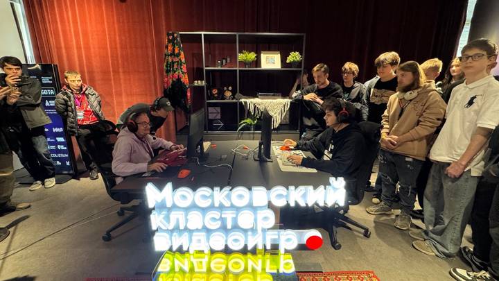 Ольга Страхова играет матч вместе со студентом Иваном Исаевым