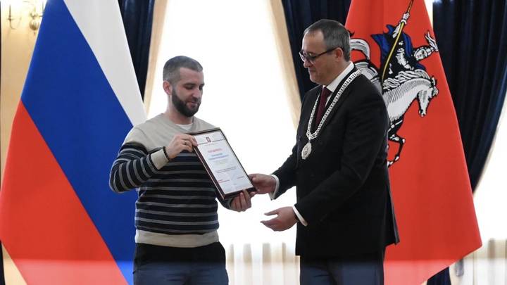 Специальный корреспондент отдела «Московская власть» Алексей Хорошилов и председатель Мосгордумы Алексей Шапошников / Фото: Мария Хапцова / Вечерняя Москва