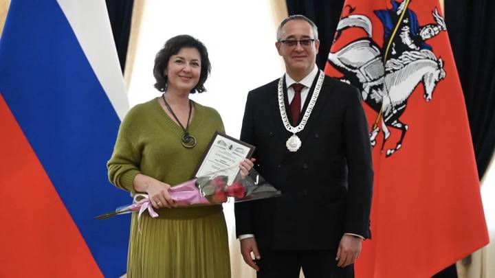 Первый заместитель руководителя Департамента СМИ и рекламы города Москвы Юлия Казакова и председатель Мосгордумы Алексей Шапошников / Фото: Мария Хапцова / Вечерняя Москва