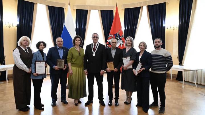 На фото слева направо: фотокорреспондент «ВМ» Мария Хапцова, заместитель главного редактора «ВМ» Янина Портнова, генеральный директор АО «Редакция газеты «Вечерняя Москва» Георгий Рудницкий, первый заместитель руководителя Департамента СМИ и рекламы Юлия Казакова, председатель Мосгордумы Алексей Шапошников, главный редактор газеты «Вечерняя Москва» Александр Шарнауд Шарнауд, первый заместитель главного редактора Юлия Тарапата, директор медиацентра «ВМ» Елена Плешивцева и специальный корреспондент отдела «Московская власть» Алексей Хорошилов.  / Фото: Мария Хапцова / Вечерняя Москва