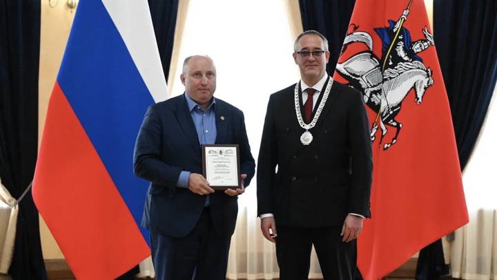 Генеральный директор AO «Редакция газеты «Вечерняя Москва» Георгий Рудницкий и председатель Мосгордумы Алексей Шапошников / Фото: Мария Хапцова / Вечерняя Москва