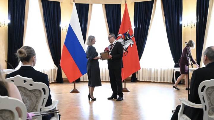 Первый заместитель главного редактора Юлия Тарапата и председатель Мосгордумы Алексей Шапошников / Фото: Мария Хапцова / Вечерняя Москва