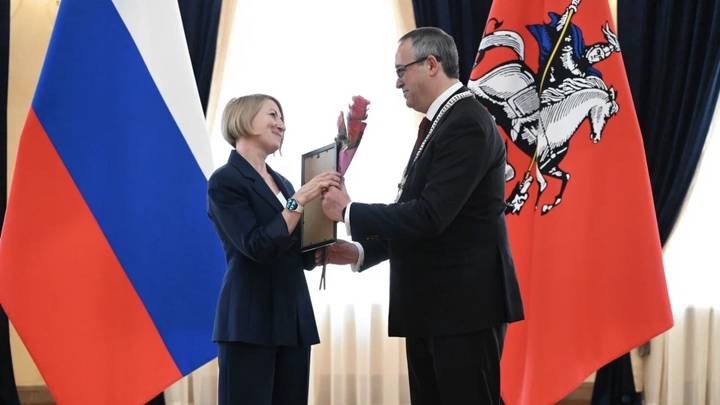 Директор медиацентра Елена Плешивцева и председатель Мосгордумы Алексей Шапошников / Фото: Мария Хапцова / Вечерняя Москва
