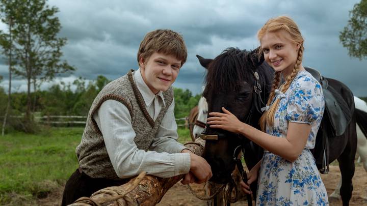 Актер Тимофей Кочнев и актриса Екатерина Чаннова в фильме «Семь верст до рассвета»