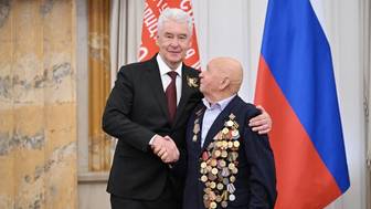Собянин вручил участникам ВОВ памятные знаки «85 лет битвы за Москву»