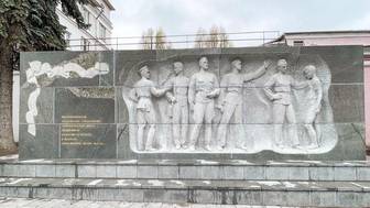 Памятник воспитанникам артиллерийских школ в центре Москвы отреставрировали