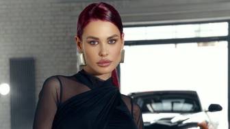 Блогер Ирина Пинчук сменила огненный цвет волос на темное каре