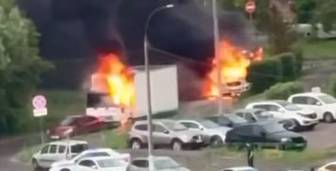 Грузовик и автобус загорелись на стоянке в Подольске