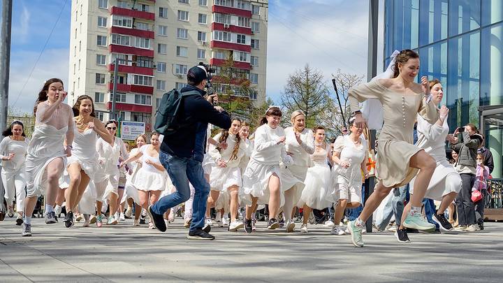 Забег невест на востоке Москвы / Фото: Дмитрий Дубинский / Вечерняя Москва