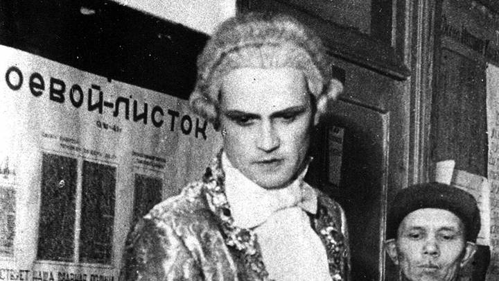 Ведущий солист оперы Анатолий Орфенов в образе графа Альмавивы во время воздушной тревоги (из серии постановочных снимков, 1941-1942 годы)