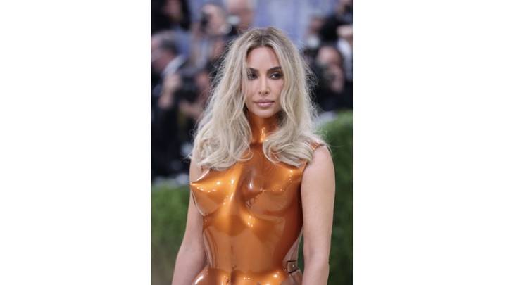 Платье из кинопленки и живая статуя: самые яркие образы Met Gala 2026