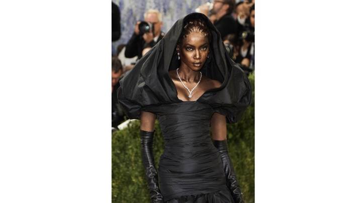 Платье из кинопленки и живая статуя: самые яркие образы Met Gala 2026