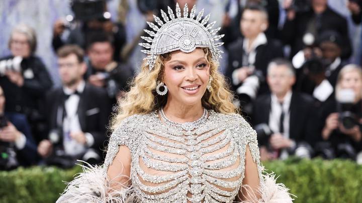 Платье из кинопленки и живая статуя: самые яркие образы Met Gala 2026
