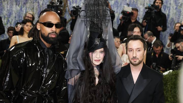 Платье из кинопленки и живая статуя: самые яркие образы Met Gala 2026