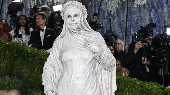 Платье из кинопленки и живая статуя: самые яркие образы Met Gala 2026
