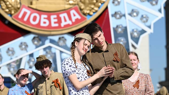 Акция «Вальс Победы» у арки главного входа ВДНХ / Фото: Мария Хапцова / Вечерняя Москва