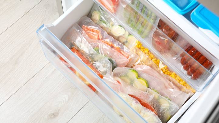 Какие продукты нельзя вакуумировать: список опасных для хранения заготовок